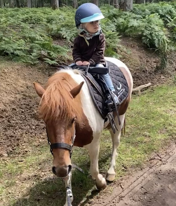 experience-immersion-nature-a-poney enfant sur un poney dan le parc naturel de Boutissaint