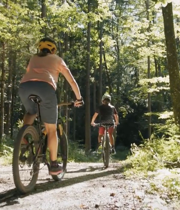 experience-immersion-nature-a-velo Deux personnes en vélo se baladant dans le parc naturel de Boutissaint