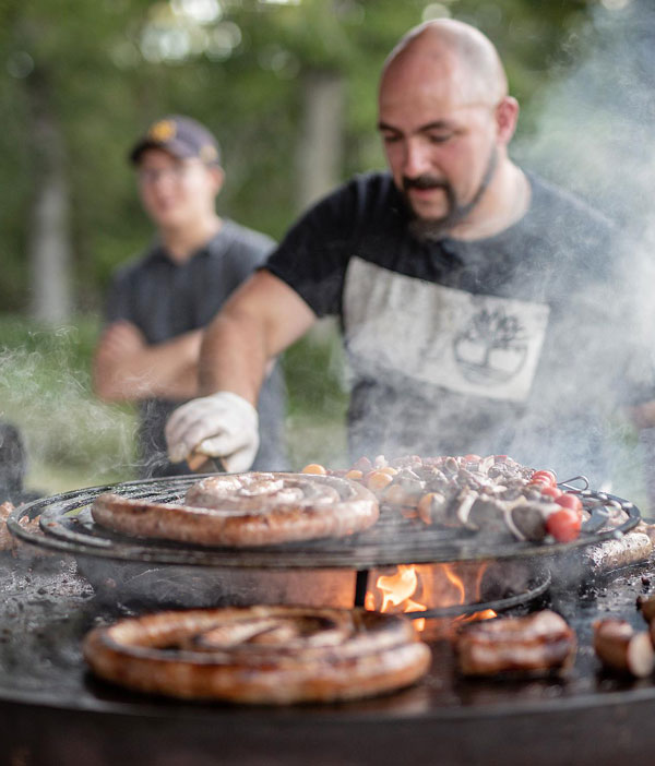 Homme faisant un barbecue dans le parc naturel de Boutissaint