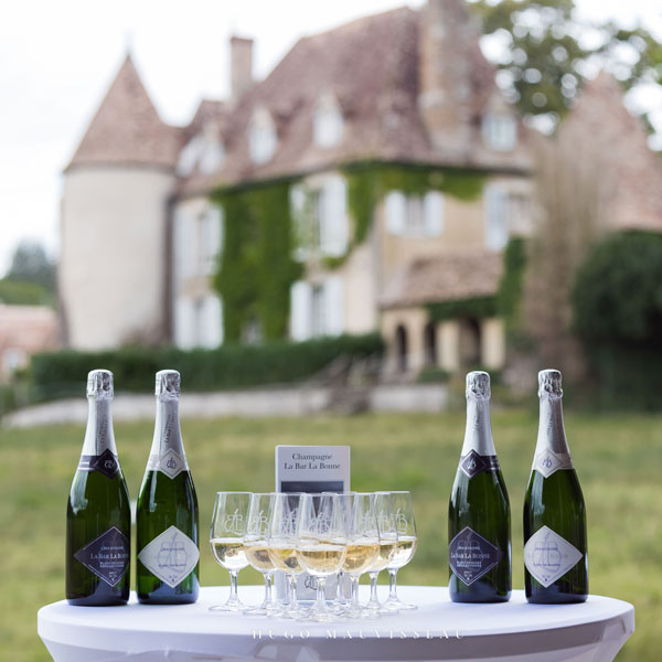entreprises-boutissaint-mobile Bouteilles de champagnes et verres dans la réception du parc naturel de Boutissaint