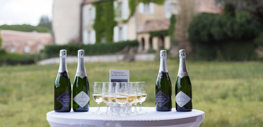 entreprises-boutissaint-tablette Bouteilles de champagnes et verres dans la réception du parc naturel de Boutissaint