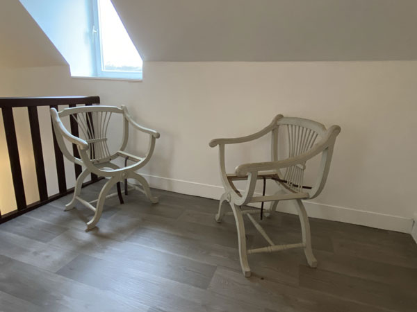 Chaises dans le gîte du parc naturel de Boutissaint